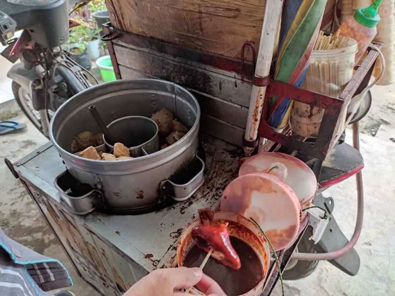 Lombok, Indonesien: Essensverkauf auf zwei Rädern – Kamaludins Geschäft mit Fleischbällchen und Eiscreme