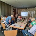 Achim Krämer bei seinem Vortrag im Marienstift Aschaffenburg vor einem interessierten Publikum.