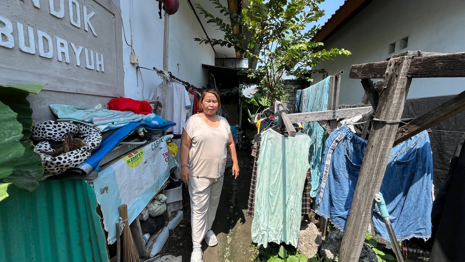 Frische grüne Bohnen, Erdnüsse auf dem Boden der Veranda, dazu eine Waage in welcher Bohne für Maemunahs täglichem Verkauf liegen.