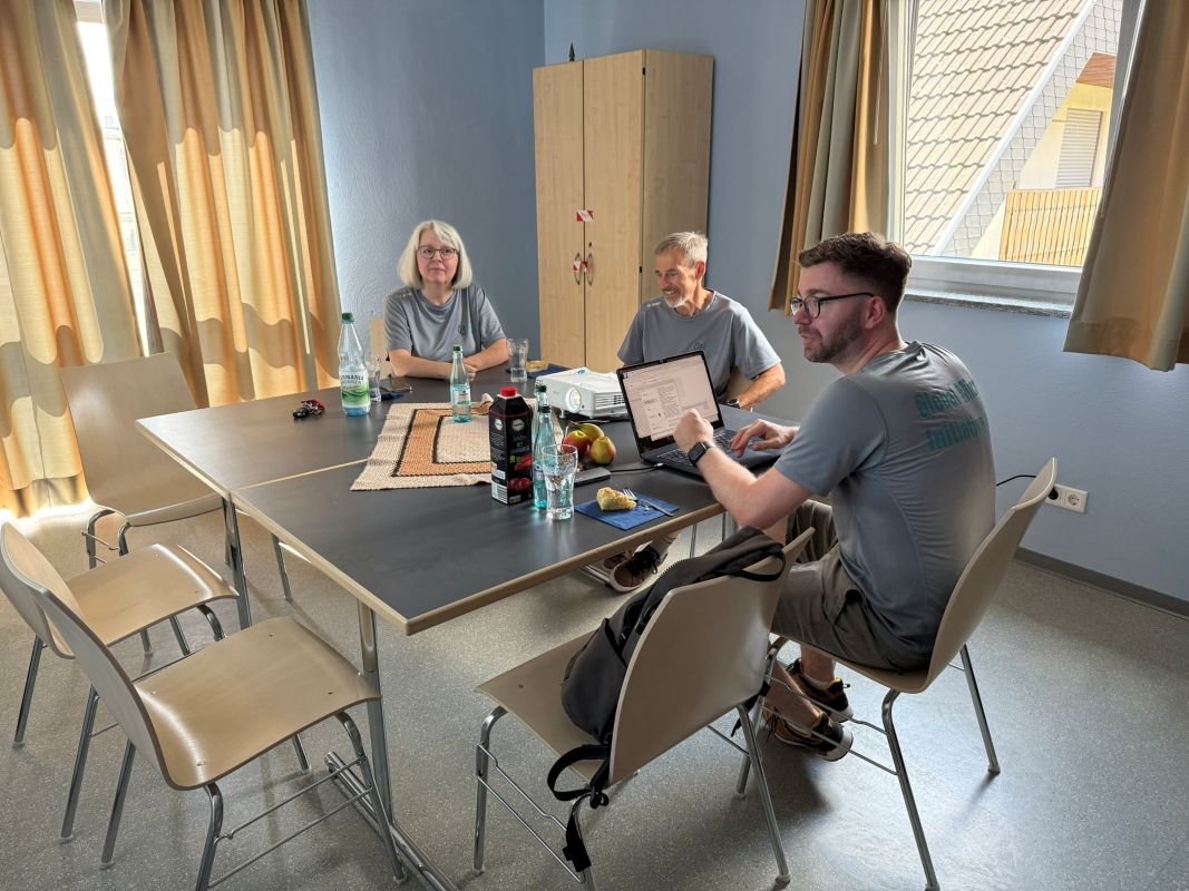 Frische grüne Bohnen, Erdnüsse auf dem Boden der Veranda, dazu eine Waage in welcher Bohne für Maemunahs täglichem Verkauf liegen.