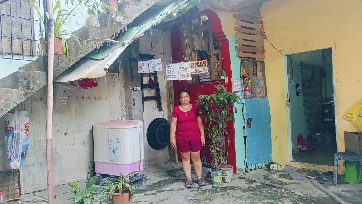 Frische grüne Bohnen, Erdnüsse auf dem Boden der Veranda, dazu eine Waage in welcher Bohne für Maemunahs täglichem Verkauf liegen.