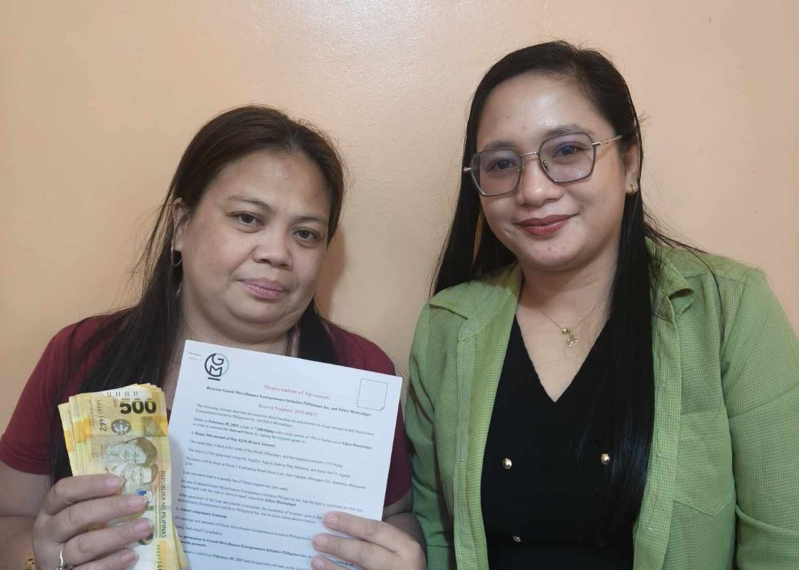 Maemunah im Gespräch mit einer Mitarbeiterin von Global Micro Initiative e.V. auf ihrer Veranda.