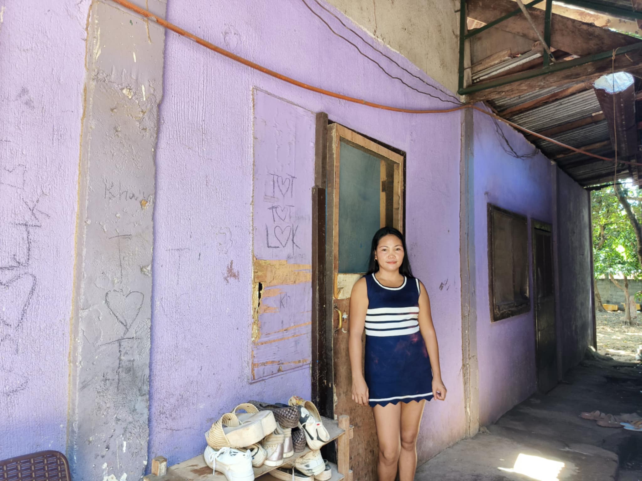 Frische grüne Bohnen, Erdnüsse auf dem Boden der Veranda, dazu eine Waage in welcher Bohne für Maemunahs täglichem Verkauf liegen.