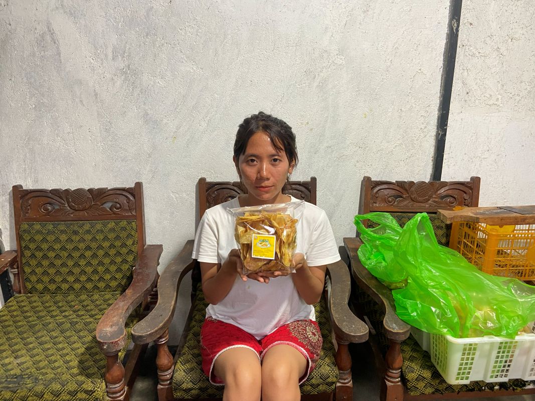 Frische grüne Bohnen, Erdnüsse auf dem Boden der Veranda, dazu eine Waage in welcher Bohne für Maemunahs täglichem Verkauf liegen. 