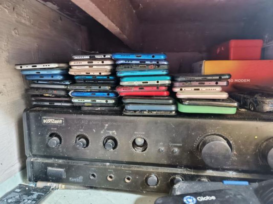 Maemunah im Gespräch mit einer Mitarbeiterin von Global Micro Initiative e.V. auf ihrer Veranda. 