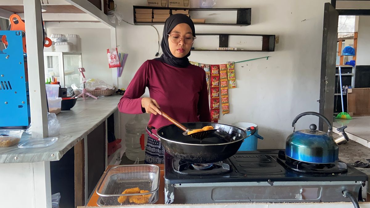 Frische grüne Bohnen, Erdnüsse auf dem Boden der Veranda, dazu eine Waage in welcher Bohne für Maemunahs täglichem Verkauf liegen. 