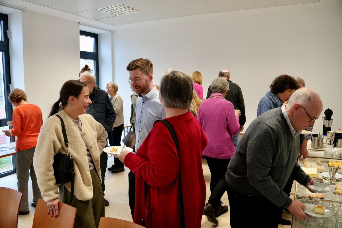 Maemunah im Gespräch mit einer Mitarbeiterin von Global Micro Initiative e.V. auf ihrer Veranda. 