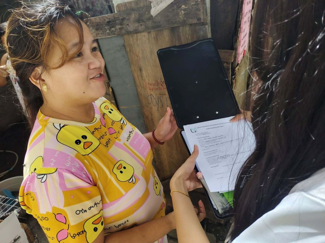 Maemunah im Gespräch mit einer Mitarbeiterin von Global Micro Initiative e.V. auf ihrer Veranda. 