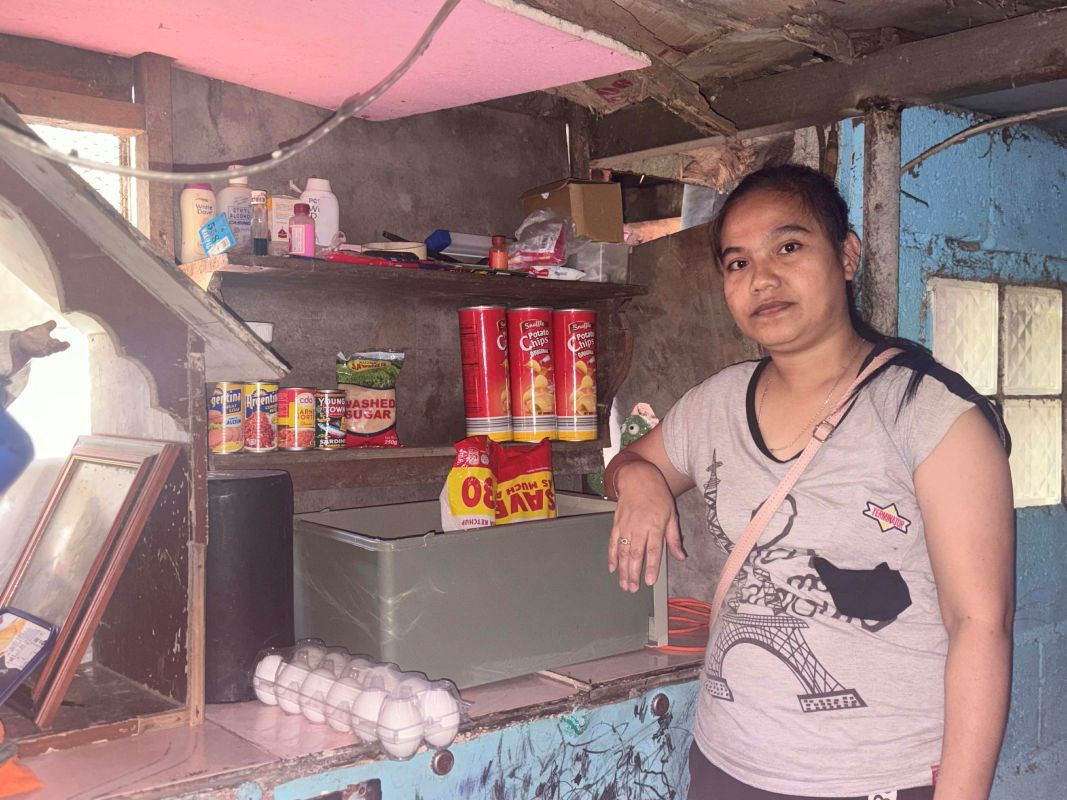 Maemunah im Gespräch mit einer Mitarbeiterin von Global Micro Initiative e.V. auf ihrer Veranda. 