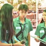 Drei Mitglieder des philippinischen Teams von Global Micro Initiative e.V. stehen beieinander und unterhalten sich.