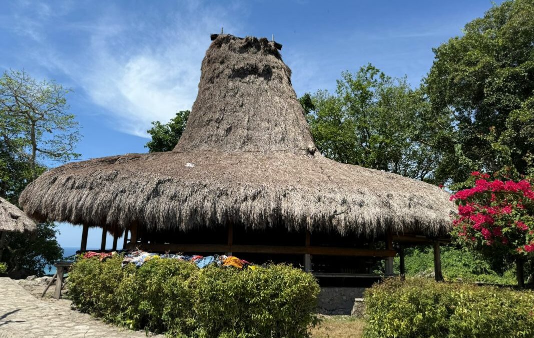 Traditionelle Häuser mit hohen Strohdächern in einem Dorf auf der indonesischen Insel Sumba.