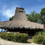Traditionelles Haus mit hohem Strohdach in einem Dorf auf der indonesischen Insel Sumba.